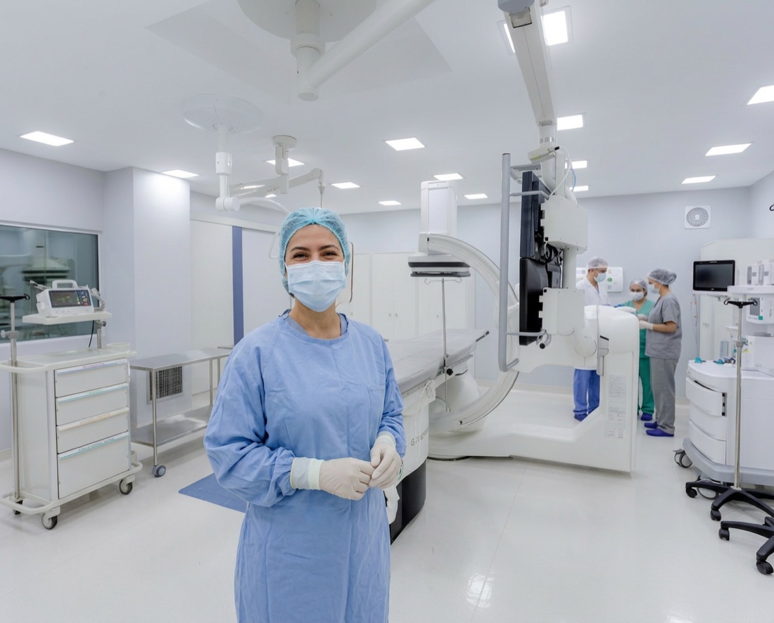 Profissional da equipe de angiologia do Angiofisio Cardiocenter em sala de procedimentos